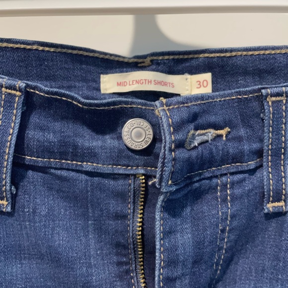 Levi’s Vintage Medium Dark Wash Mid Rise Stretch Cuff Jean Shorts in Size 30 - Picture 5 of 6